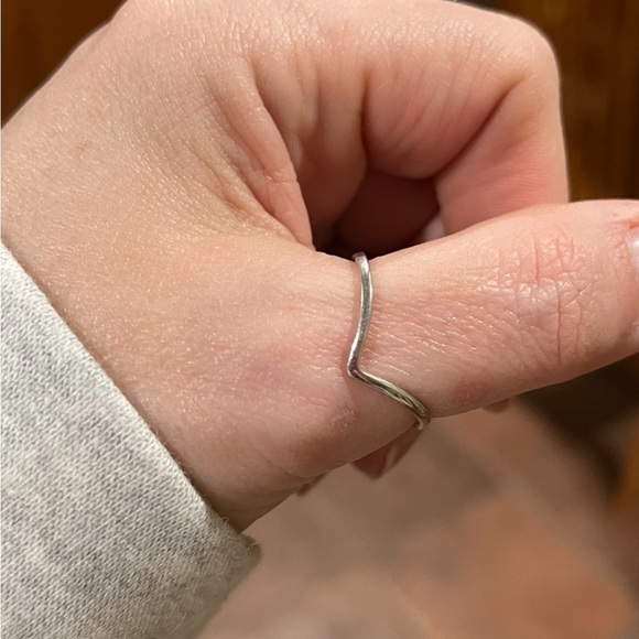 925 STERLING SILVER DAINTY CHEVRON BAND MIDI THUMB RING - Picture 1 of 7